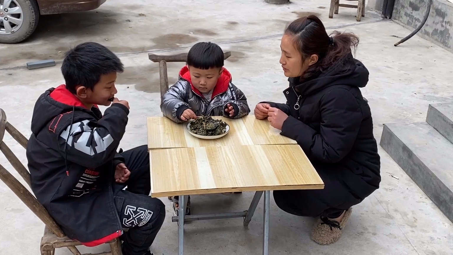 俩儿子想吃海苔,妈妈用2张紫菜做一盘,上桌一会就抢光